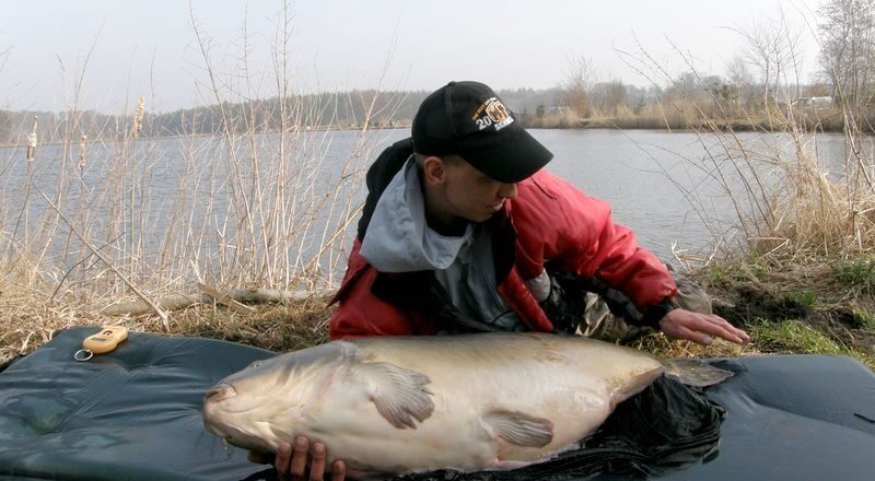 Hubert Świątek ustanowił nowy karpiowy Rekord Polski. Hubert Świątek i karp Max