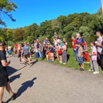Młodzi uczestnicy zawodów wędkarskich w trakcie ceremonii zakończenia