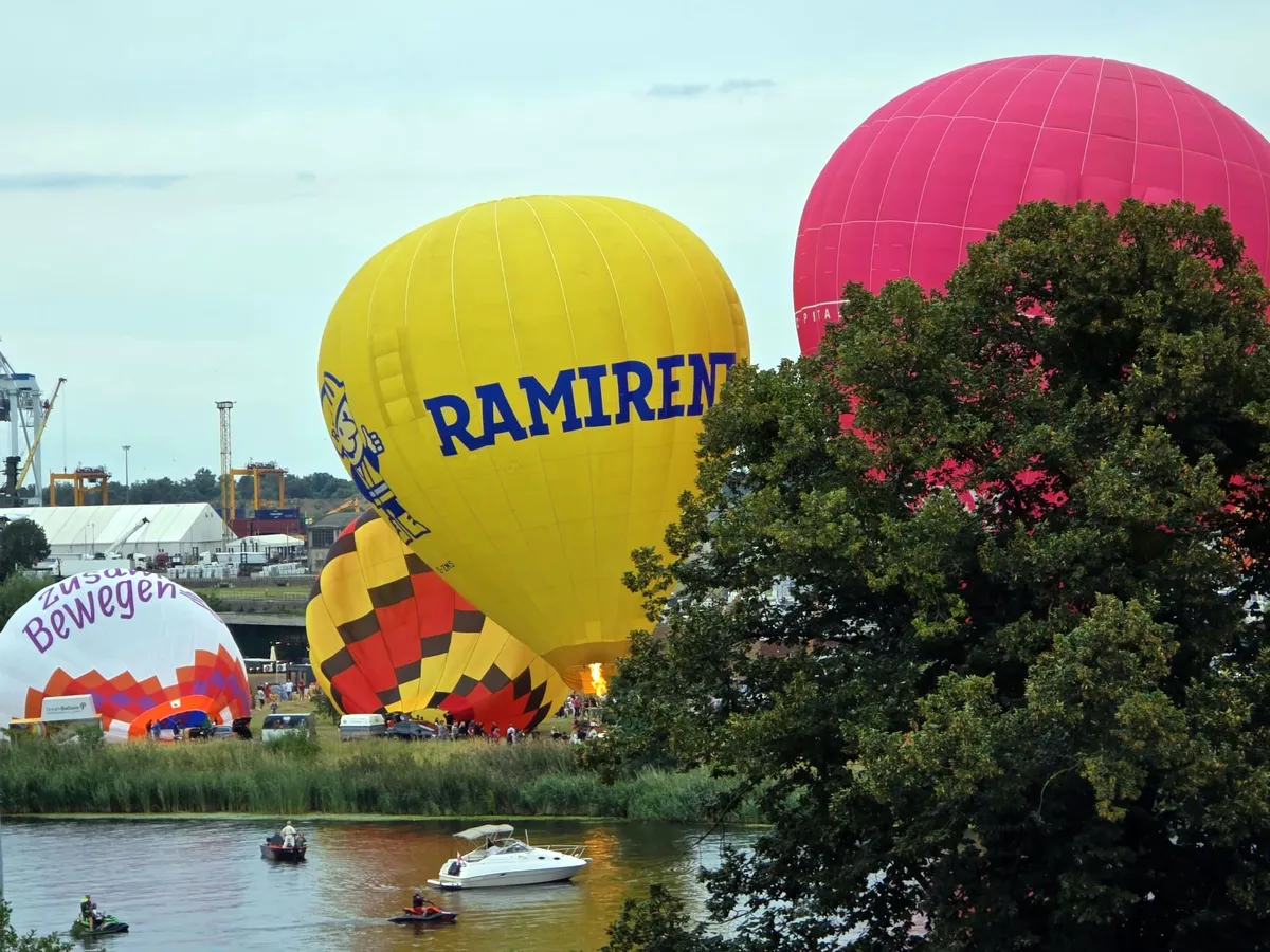 balony przygotowywane do startu na nabrzeżu w